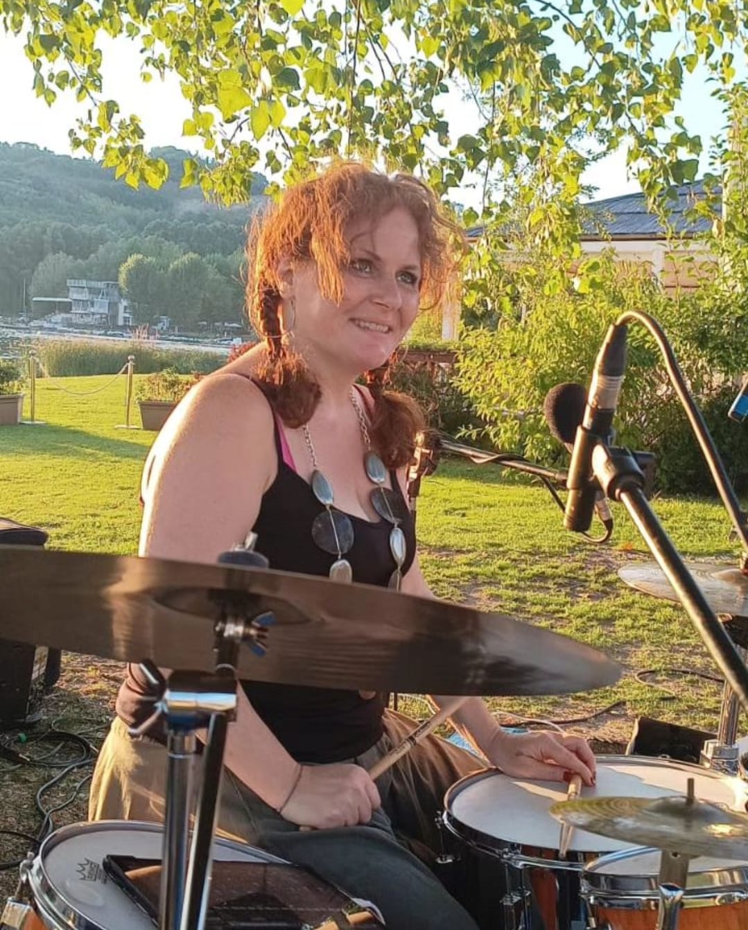 Valeria Paci alla batteria in un live estivo